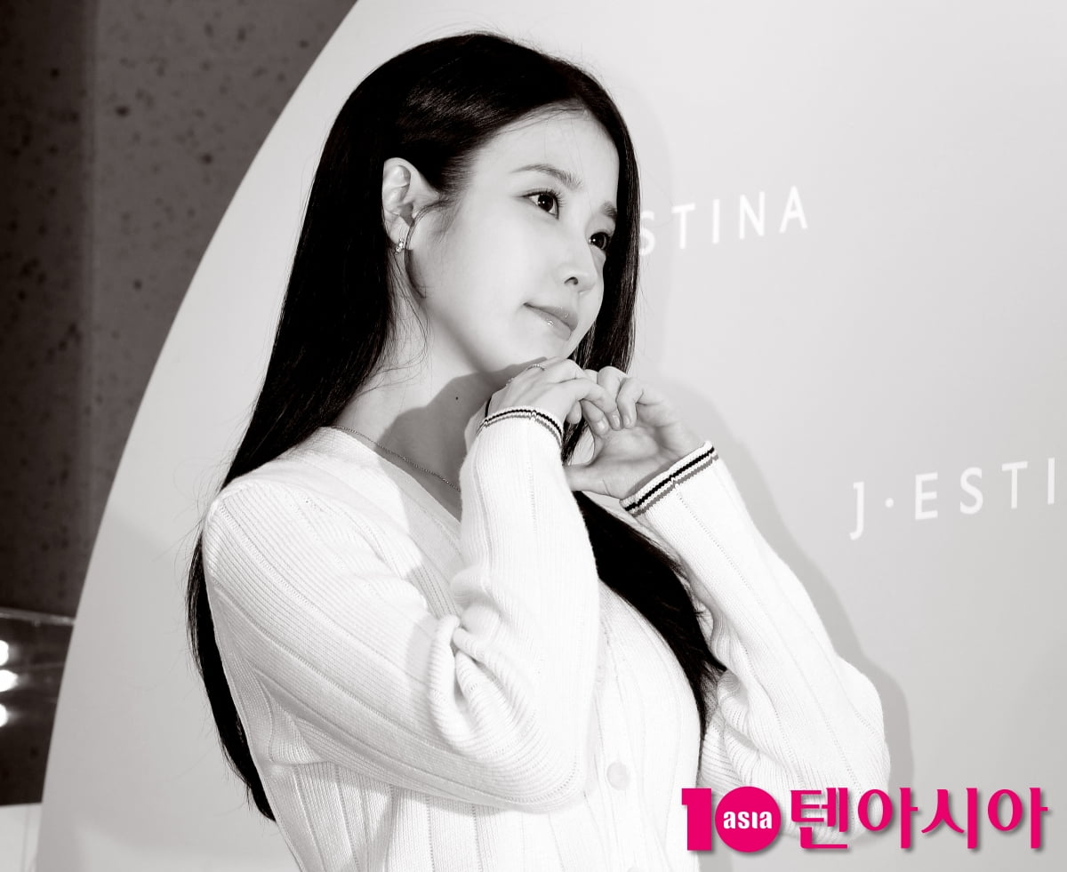 아이유, 머리부터 발끝까지 센스 가득...남다른 흑백 아우라[TEN포토+]