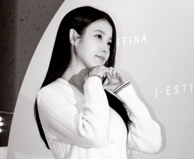 아이유, 머리부터 발끝까지 센스 가득...남다른 흑백 아우라[TEN포토+]