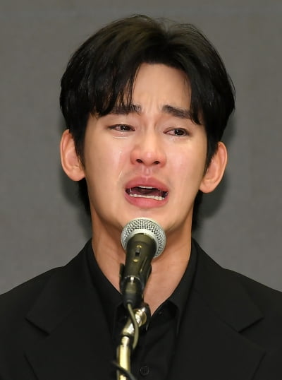 [단독] 김수현 소속사 대표, 9개월 만에 퇴사…한화 출신 영입