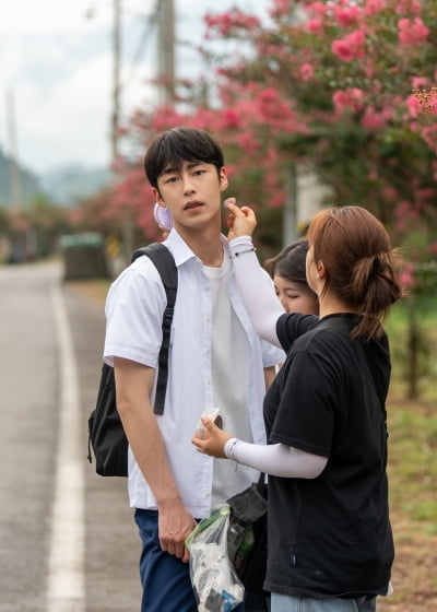 공중파 1%대 최저 시청률 찍었다더니…이재욱, 고등학생→건축가 오가며 ♥최성은과 열연 ('썸머')