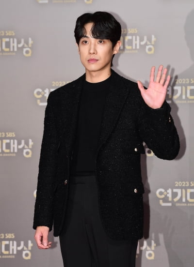 '월급 1000만원 발언 논란' 이준, 알고보니 올 한해 돈 쓸어 담았다…예능→뮤지컬 전방위 할약