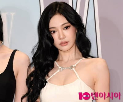 하얼빈 출신 닝닝, '사망자 94명' 홍콩 아파트 대형 화재에 고개 숙였다