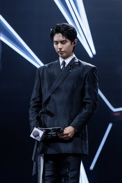 고개 숙인 박보검, 웃음기 싹 지웠다…홍콩 참사 추모 속 엔하이픈·로제 대상 [2025 마마 종합]