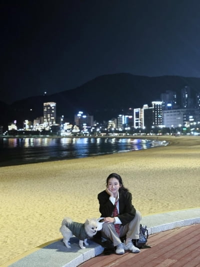 '병역 논란 가수와 열애설' 박주현, 바닷가서 전한 여유로운 일상…'댕댕이도 함께'