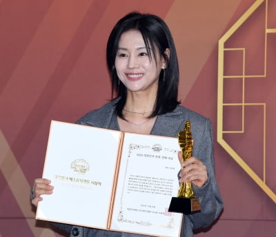 서유정, 여자배우부문 우수연기자상 수상[TEN포토]