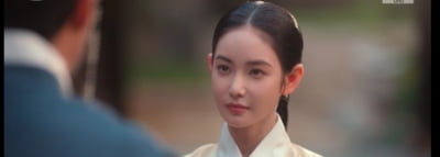 '고윤정 소속사' 홍수주, 연기력 논란 극복 못했다더니…5년 차에 첫 사극서 감정 연기 분투 ('이강달')