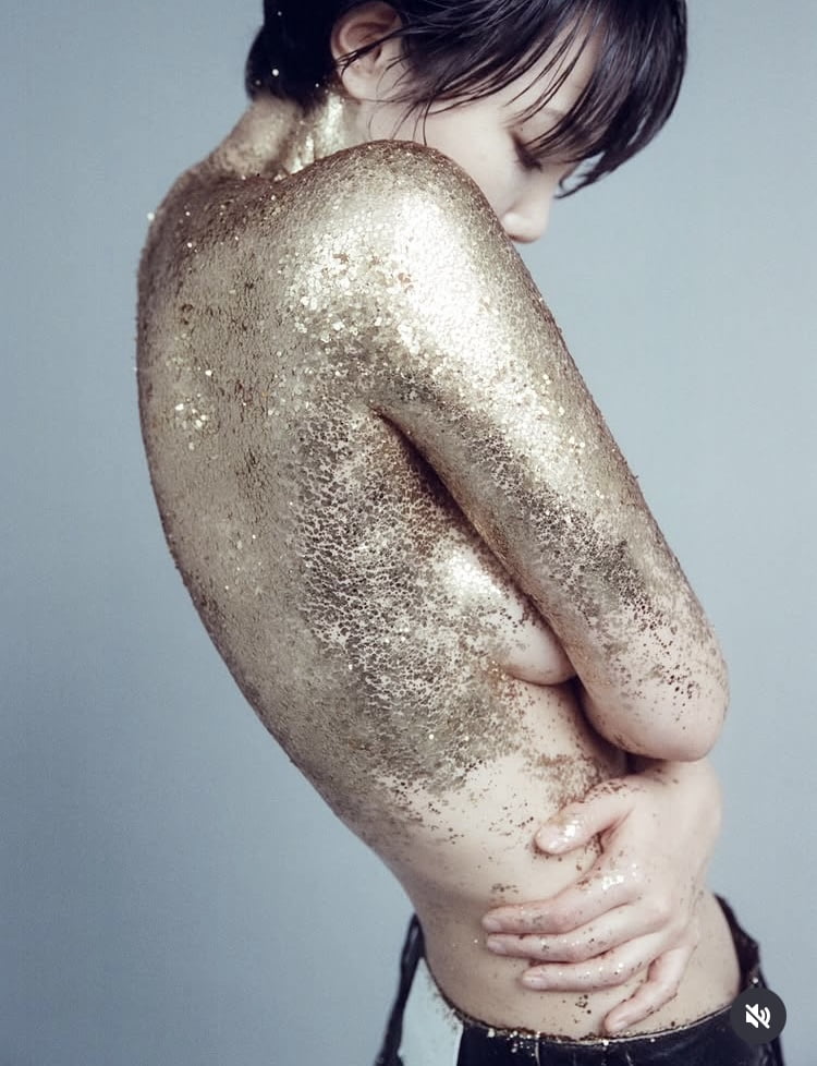 ‘이경실 딸’ 손수아, 누드 사진 공개…상반신 노출에 깜짝