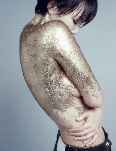 ‘이경실 딸’ 손수아, 누드 사진 공개…상반신 노출에 깜짝