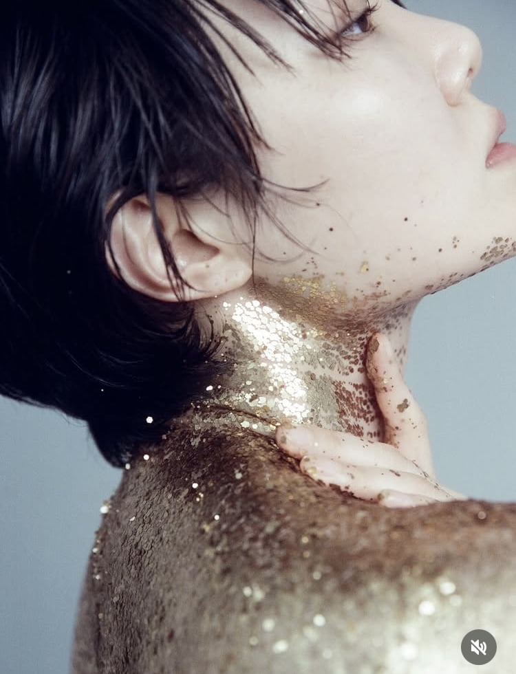 ‘이경실 딸’ 손수아, 누드 사진 공개…상반신 노출에 깜짝