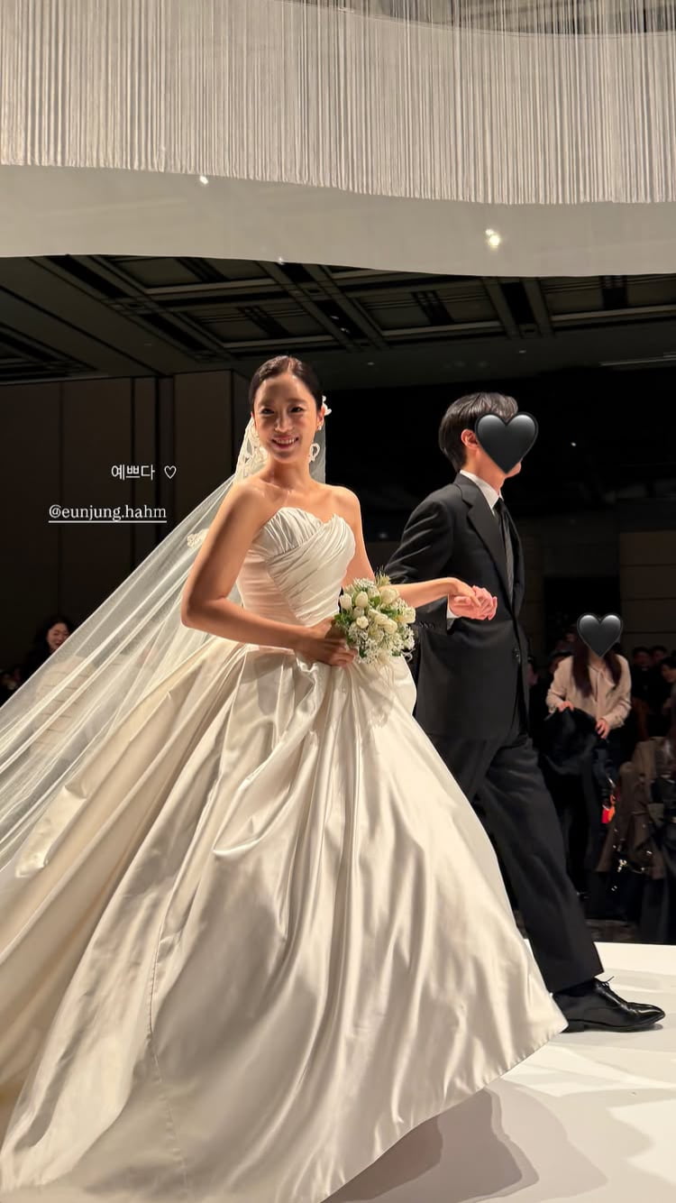 티아라 우정 포에버…효민, 함은정 결혼식사 찍사 인증