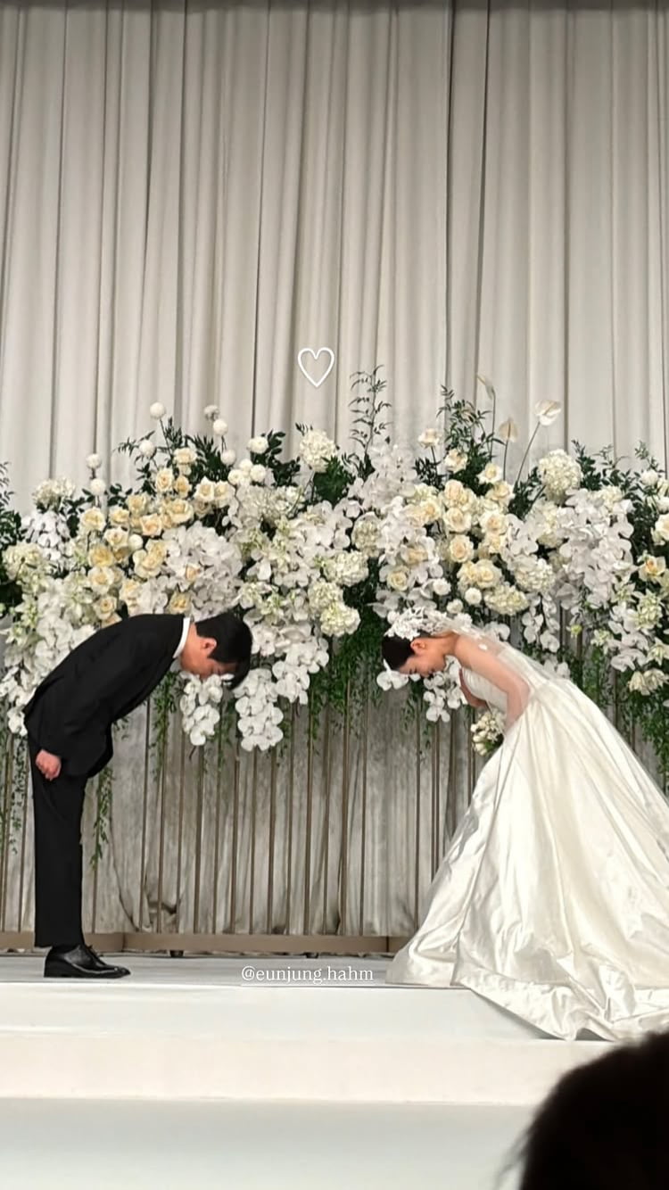 티아라 우정 포에버…효민, 함은정 결혼식사 찍사 인증