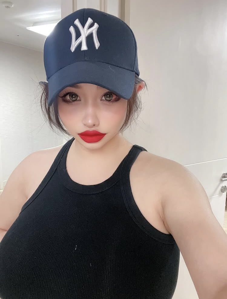 박봄, 눈에 실핏줄 터졌는데…그래도 스모키 메이크업은 계속