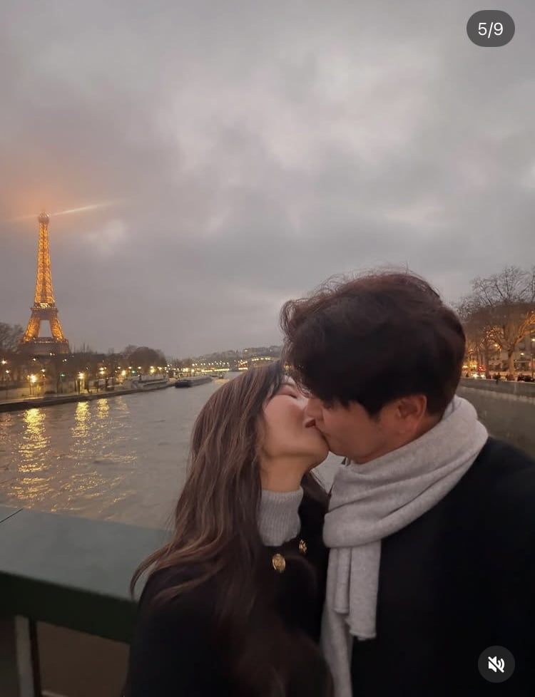 '누적 연봉 1900억' 추신수, 키스만 몇 번을…결혼 22년 차에 깨 볶네