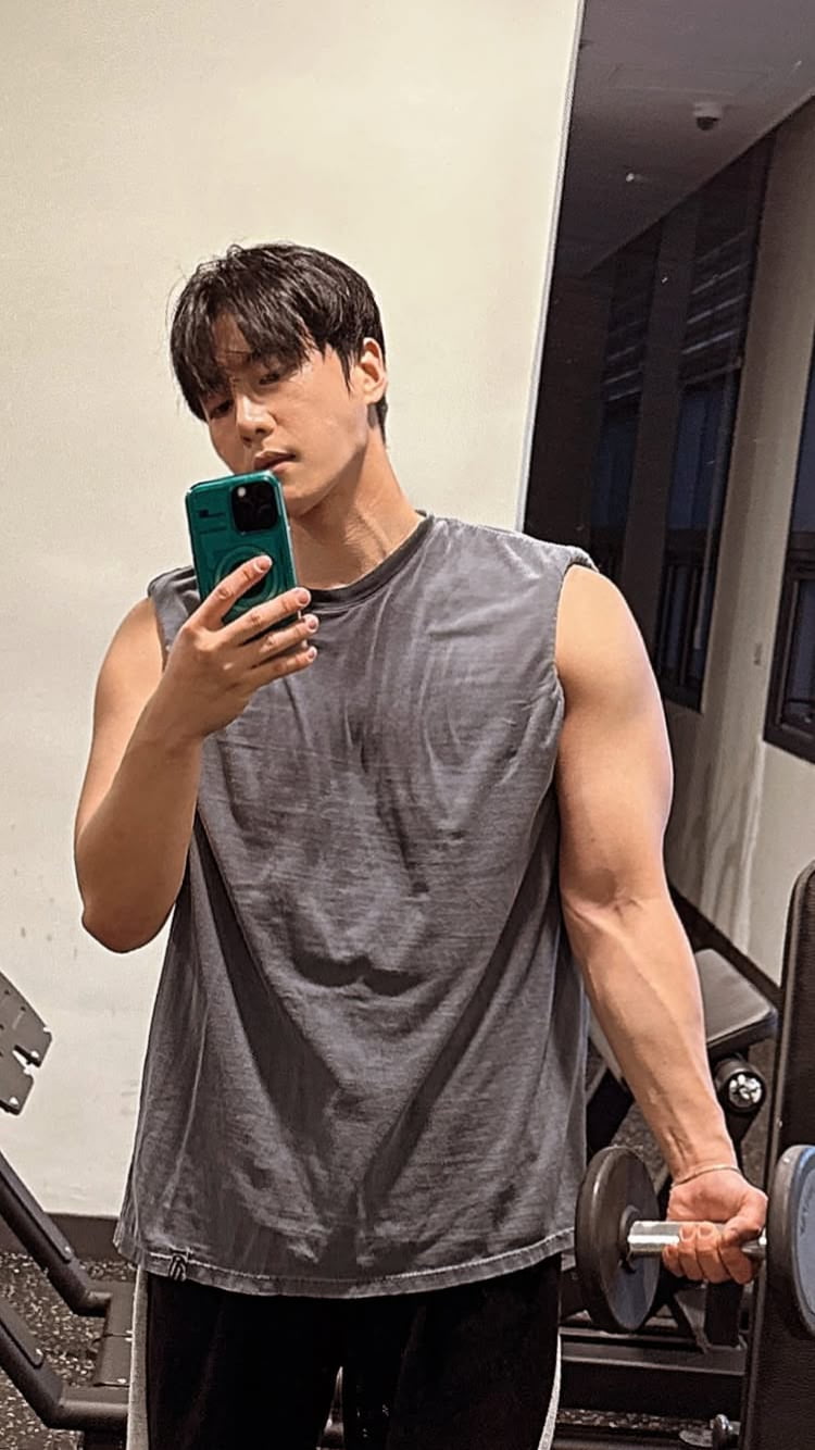 ‘신지♥’ 문원, 내년 결혼 앞두고 관리…성난 황소 팔뚝