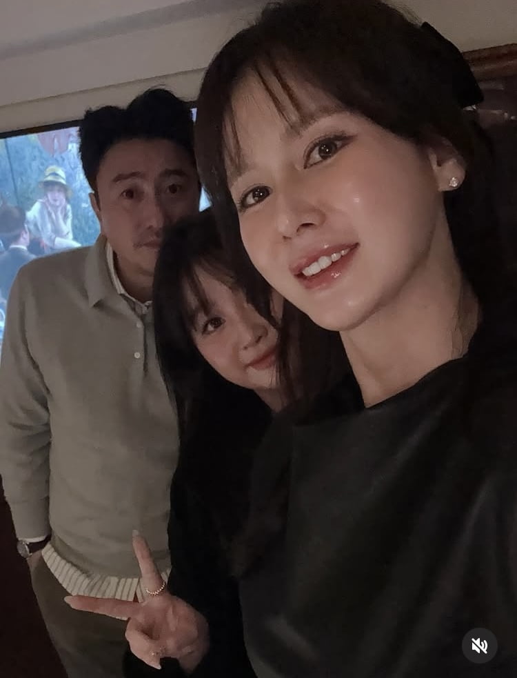 안정환♥이혜원, 스테이크 썰러…X-MAS는 고급 레스토랑서 보내기