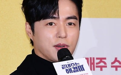 [종합] '45세 미혼' 오민석, 마침내 ♥핑크빛 소식 알렸다…동료들 축하 쏟아져 "잘 돼가고 있어" ('옥문아')