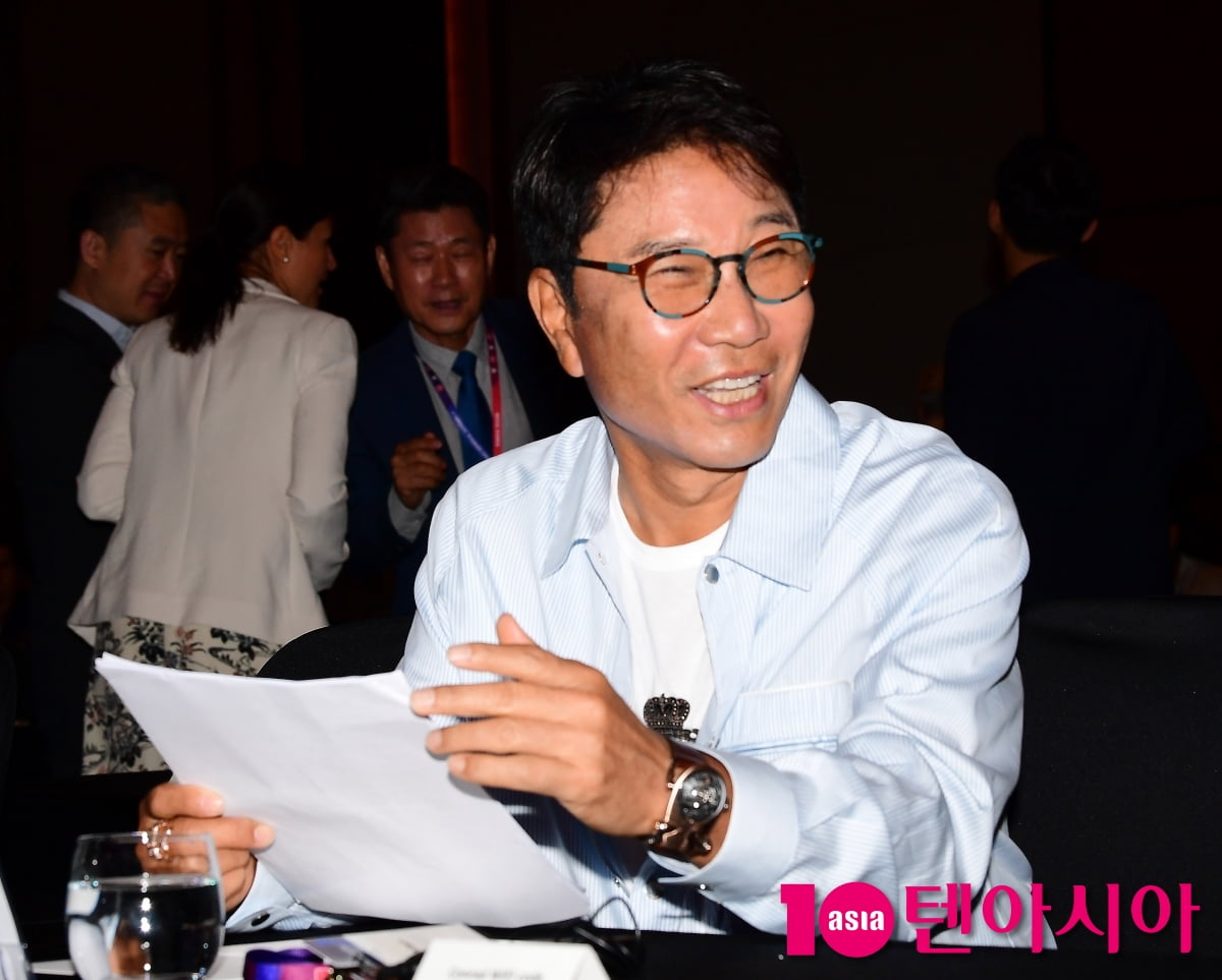 [단독] 'K팝 대부' 이수만 표 보이그룹 내년 상반기 나온다…지각변동 예고