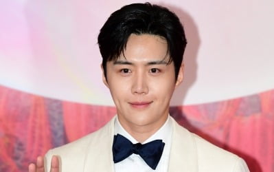 김선호, 몸값만 수십억이라더니…1인 다역 연극 도전한다 "당신을 기다려" ('비밀통로')