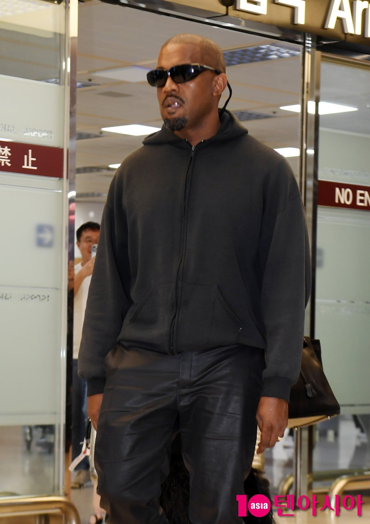 칸예 웨스트, 5개월 만에 깜짝 내한…♥비앙카 때문이었다 [TEN이슈]