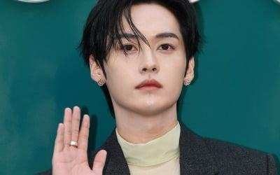 스트레이키즈 리노, '2025 마마'서 발목 부상…휠체어 타고 입국