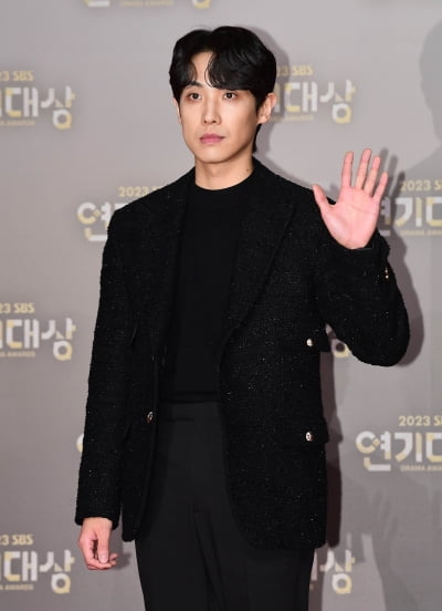 '데뷔 18년 차' 이준, 촬영 현장 폭로했다…"일주일 내내 촬영해, 머리 못 감기도" ('러브트랙')