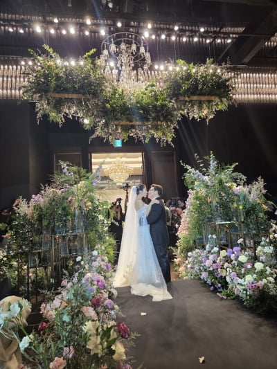 김숙과 가상부부 끝…'결혼' 윤정수♥원진서, 버진로드서 뜨거운 키스