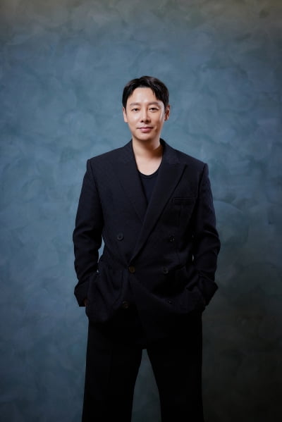 김동욱, '하정우 영화 NG 최다 기록자' 질문에 즉답 못 한 채…"하, 하, 하"('윗집 사람들') [인터뷰②]