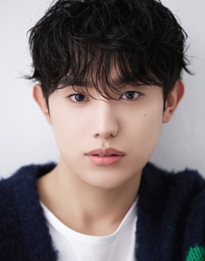 [공식] 4년 전 'BL 퍼포먼스'로 이슈 됐던 유명 男아이돌, 새 출발 알렸다…본명 이용수로 배우 전향