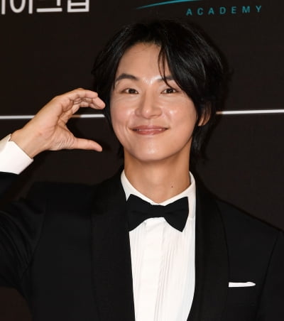 어학연수 마친 윤시윤, 제대로 일냈다…故 김새론 미담 재조명→제2의 전성기 조짐 [TEN스타필드]