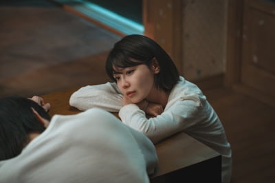 '정경호♥' 최수영, 공개 연애 14년 차에 소신 밝혔다…"남녀 역할 구도가 변형돼 흥미로워" ('아이돌')