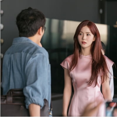 이게 무슨 일이야…'이보영♥' 지성, 결혼 13년 차에 '19살 어린' 신인 여배우와 부부 호흡 ('이한영')