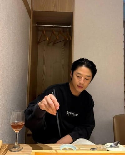 "수입 0원" 정준원, 드디어 '언슬전' 출연료 입급됐나…호화 일식에 미소 안 감춰져