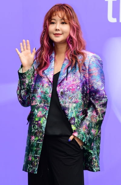 [공식] '41세' 솔비, 드라마 작가 됐다…화가로 전향한 지 얼마나 됐다고 다재다능 면모 발휘