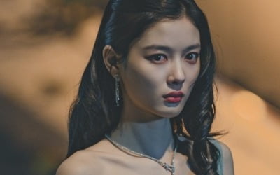 김유정, 19금 피날레 장식한다…파격 노출 드레스 입고 도심 질주 ('친애하는 X')