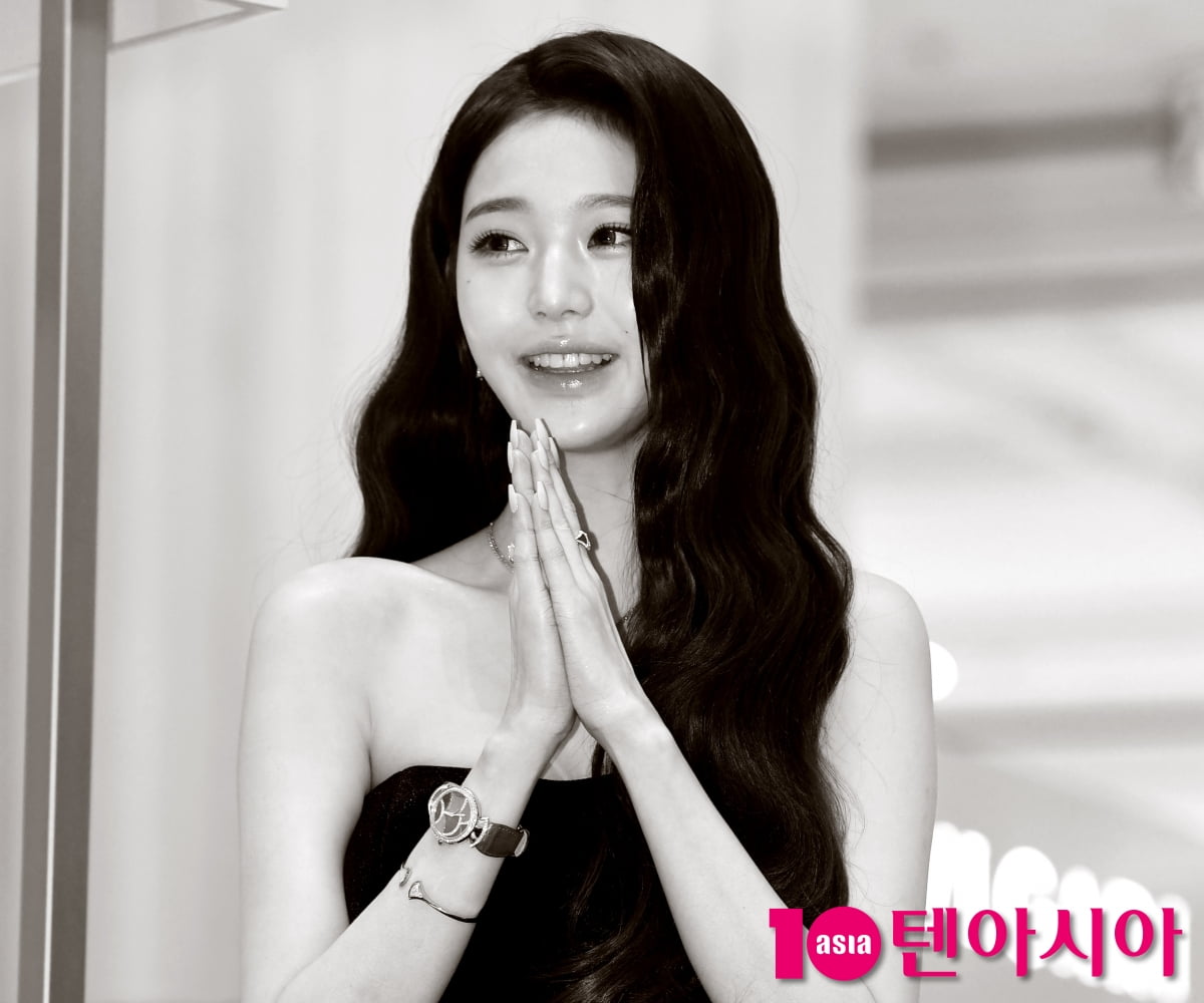 장원영, 흑백을 뚫고 나오는 아우라...아름다운 미소[TEN포토+]