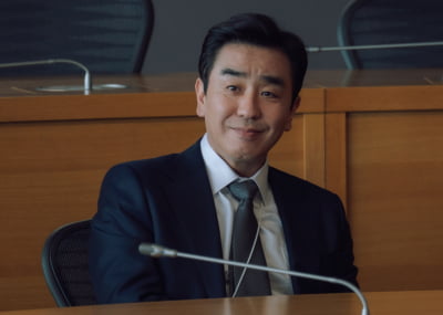 류승룡, '백상' 트로피에 이름 미리 새긴 수준…촌뜨기들→김부장까지 '룡두룡미'