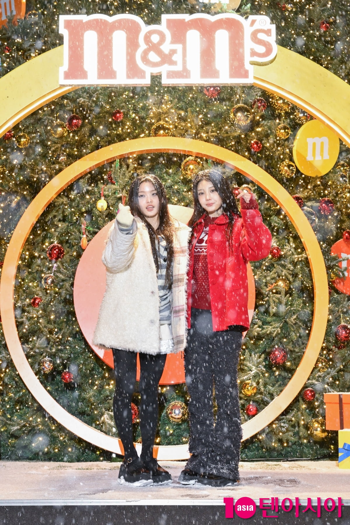 아일릿 이로하-원희, 귀여운 하트...첫눈 배경으로[TEN포토]