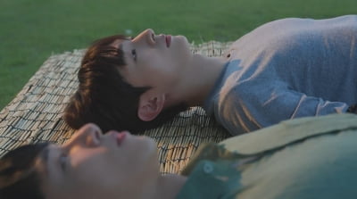 '워너원 출신' 윤지성, 결국 BL 배우 됐다…9년 차에 동성과 뜨거운 ♥핑크빛 케미 ('천둥구름')