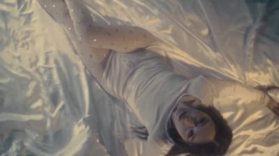 f(x) 세계관 탈피…크리스탈, 실버 글리터 스타킹 신고 파격 침대 퍼포먼스