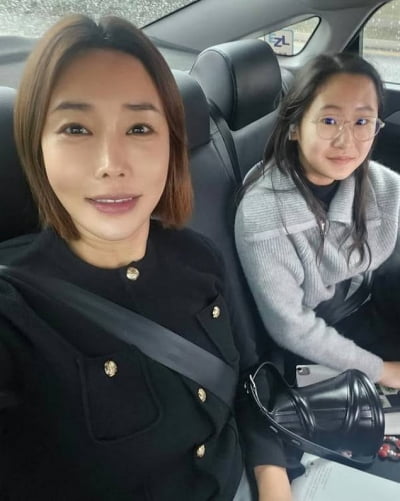 아무것도 모르는 딸은 상장 자랑…심하은, 조리원 혜택 논란 후 "부모만 잘하면 되는 집"