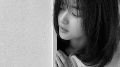 '35세' 김태리, 나이 믿기지 않는 충격적인 근황…흑백사진에도 빛나는 '방부제 미모'