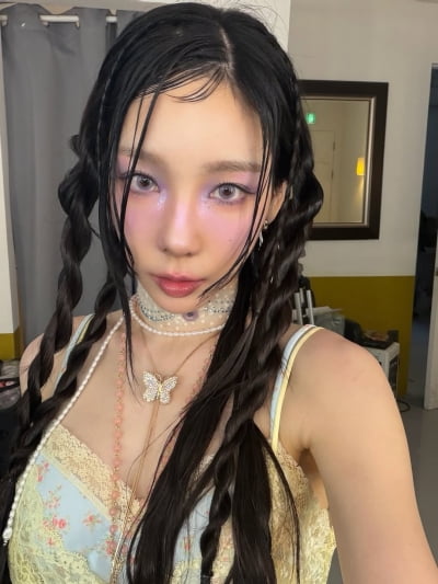 '10주년' 태연, 36세 되더니 과감해졌네…시선 강탈 메이크업+의상 '이런 모습 처음'