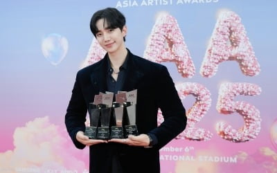 시청률 두 자릿수 찍더니…이준호 또 일냈다, 4관왕 쾌거 "태풍과도 같은 한 해"