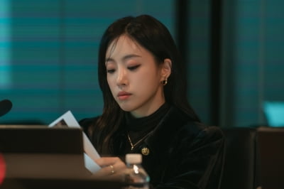 함은정, 재벌가 금수저라더니 귀티가 좌르르…"스타일링부터 제스처까지 꼼꼼히 차별화" ('첫번째')