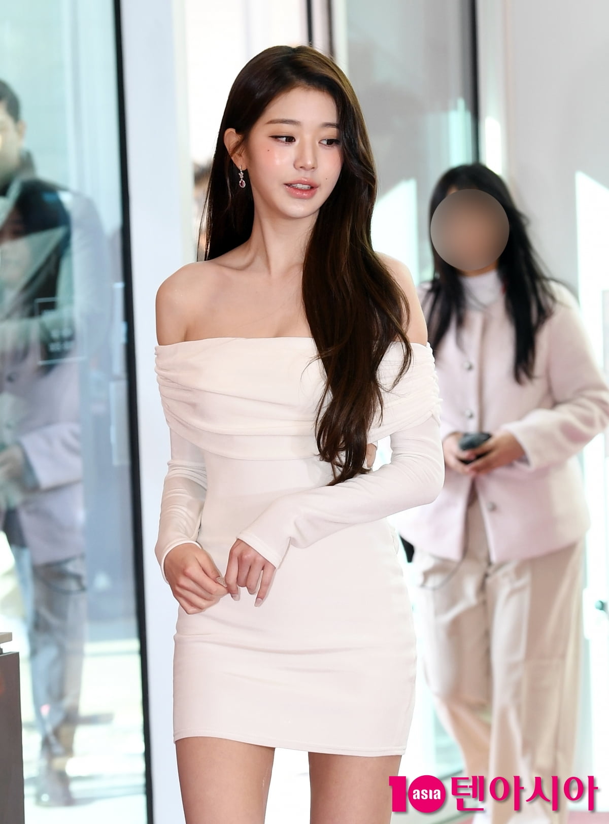 장원영, 등장부터 아찔하네...청순미 뿌리며 입장[TEN포토+]