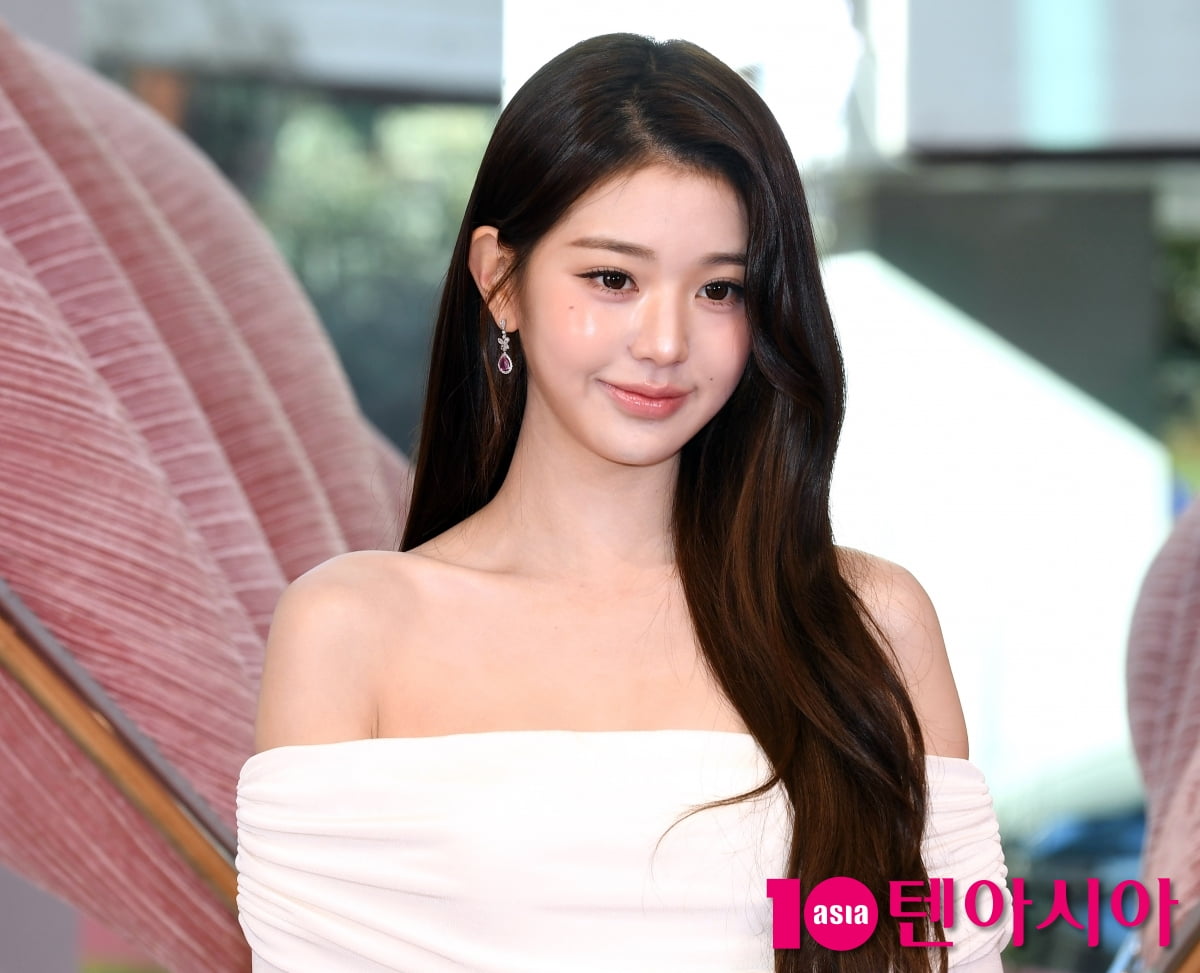 장원영, 오프숄더로 섹시하게...아름다운 미소[TEN포토+]