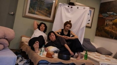 '갑질 의혹' 박나래, 제작·편성 취소된 '나도신나'에서도 풀린 눈+초록 술병 [TEN이슈]