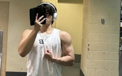 윤후, 美명문대 들어가더니 '남자' 다 됐네…아빠 윤민수보다 성난 근육