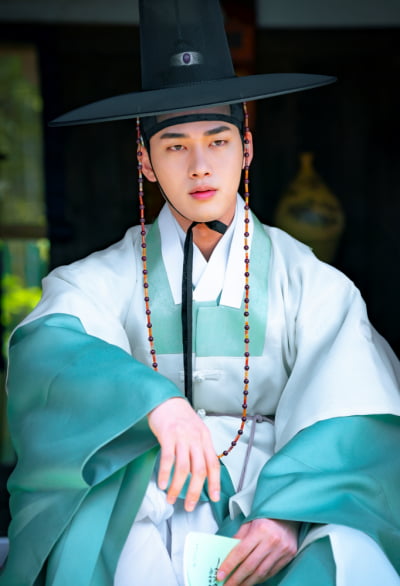 1년간 9개 작품 캐스팅됐다는 23세 신인 남배우…'최우식 소속사' 홍민기, 6년 차에 첫 사극 ('은애')