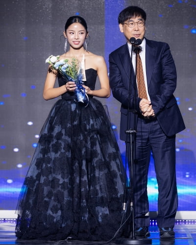 매그-정성한, '산토스를 찾아서' 아시아영화 작품상 수상[TEN포토]